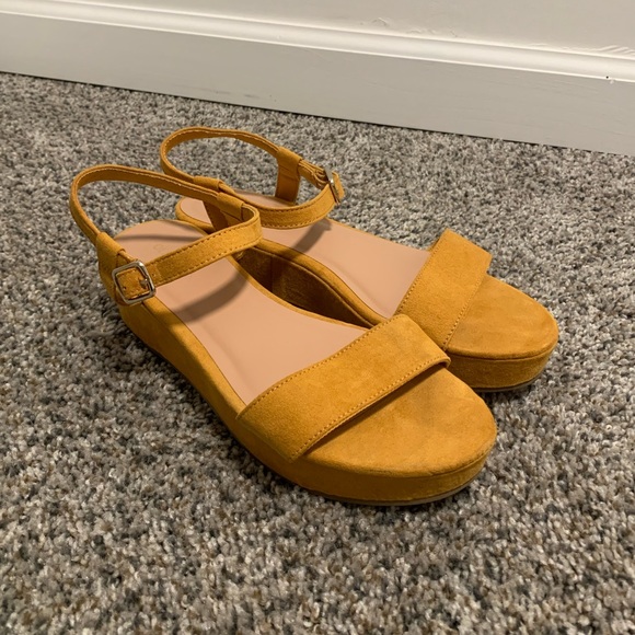 Old Navy platform sandals - Picture 3 of 3